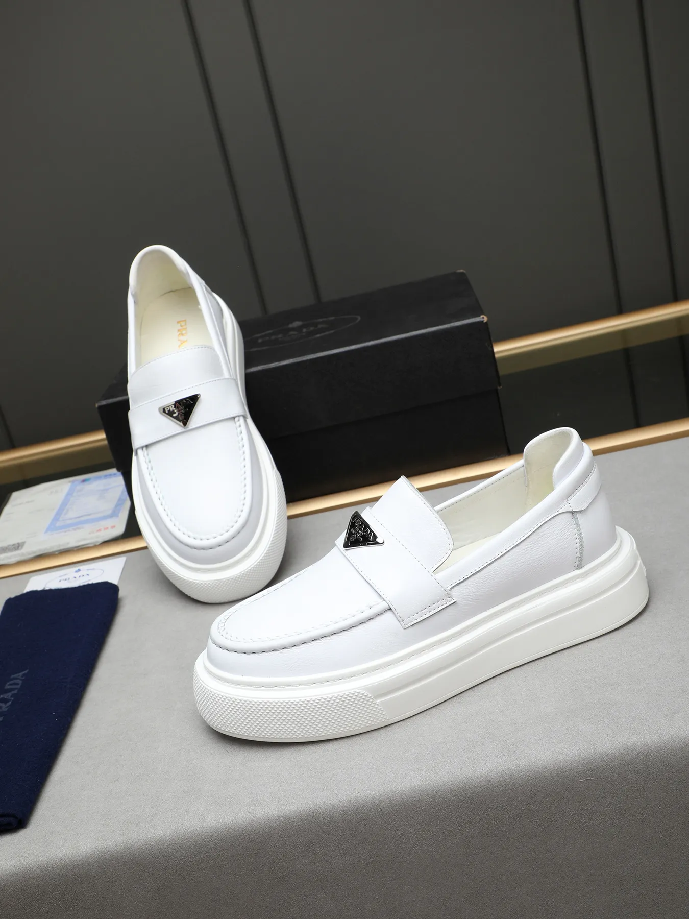 Men's Men's Shoes 💰500 Prada/Prada Men's new casual shoes, this upper is made of imported calfskin + sheep lining! The outsole is made of non-slip foam outsole, which feels good on your feet and is a fashionable and stylish item!  Size: 38-44 (45 customized)